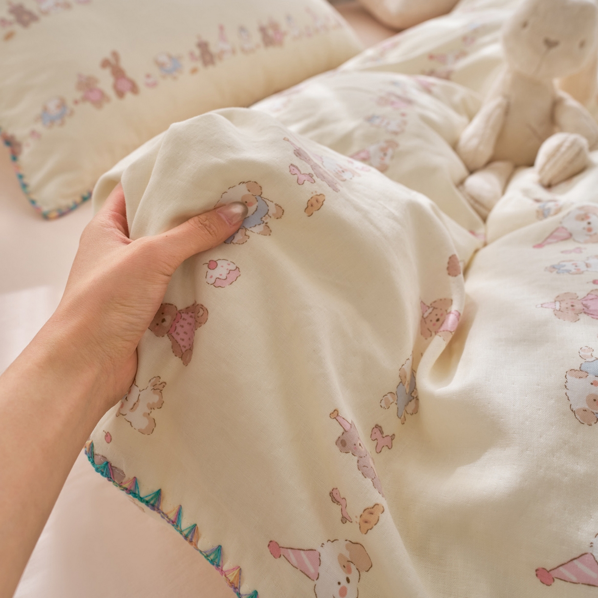 91家纺网 家纺一手货源 找家纺 洋铭区（原狠狠爱） 2026新款春季全棉彩边双层纱四件套 幸运小可爱