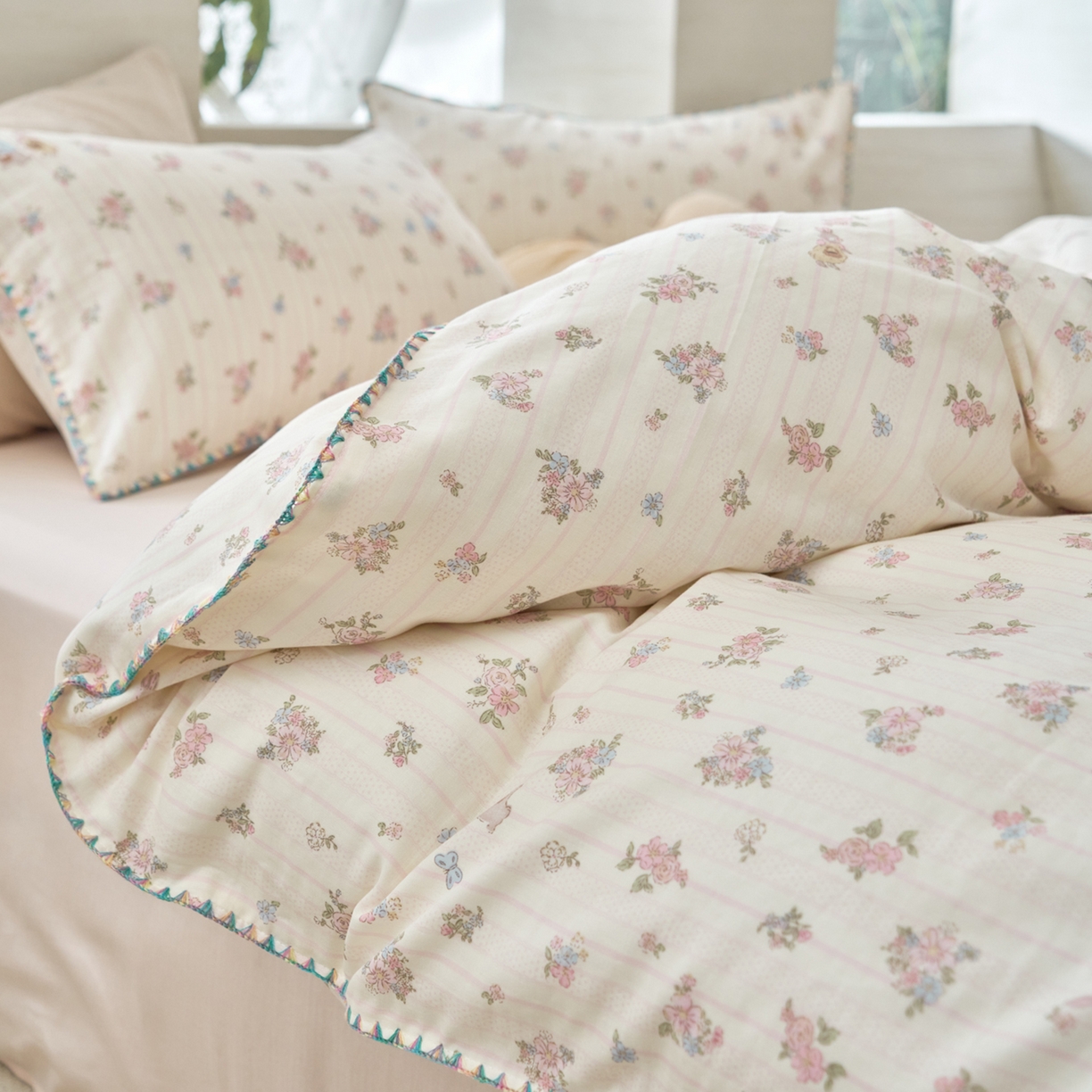 91家纺网 家纺一手货源 找家纺 洋铭区（原狠狠爱） 2026新款春季全棉彩边双层纱四件套 遇见粉花