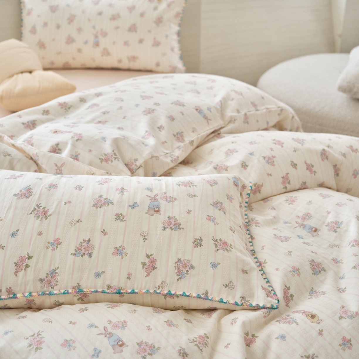 91家纺网 家纺一手货源 找家纺 洋铭区（原狠狠爱） 2026新款春季全棉彩边双层纱四件套 遇见粉花