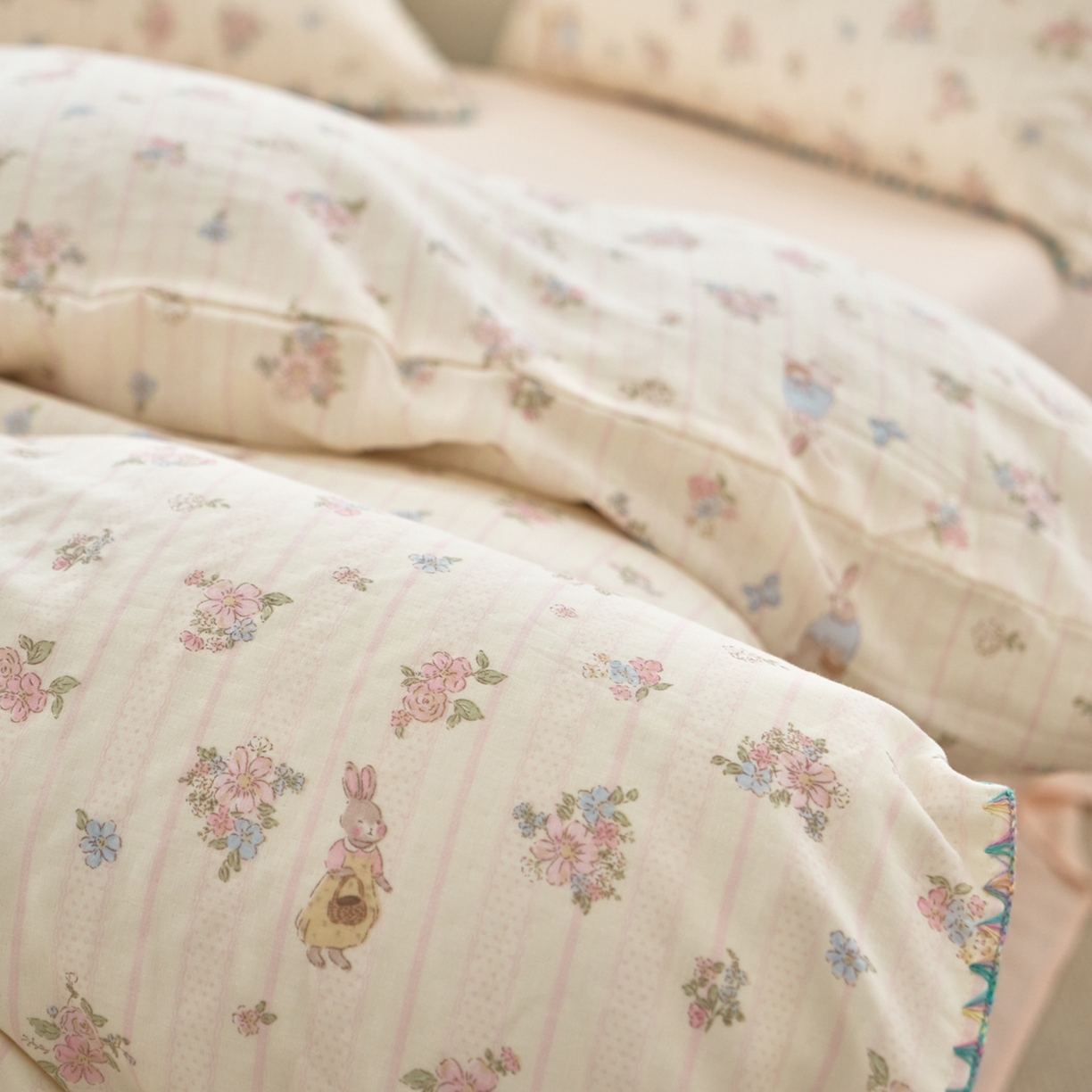 91家纺网 家纺一手货源 找家纺 洋铭区（原狠狠爱） 2026新款春季全棉彩边双层纱四件套 遇见粉花