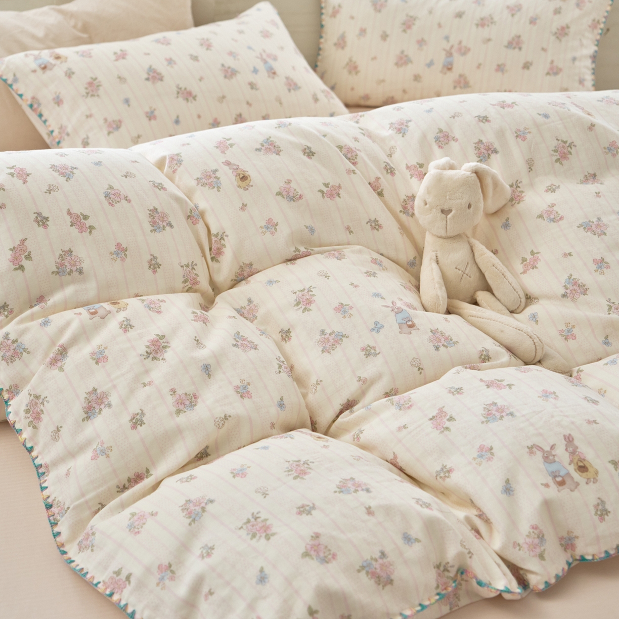 91家纺网 家纺一手货源 找家纺 洋铭区（原狠狠爱） 2026新款春季全棉彩边双层纱四件套 遇见粉花