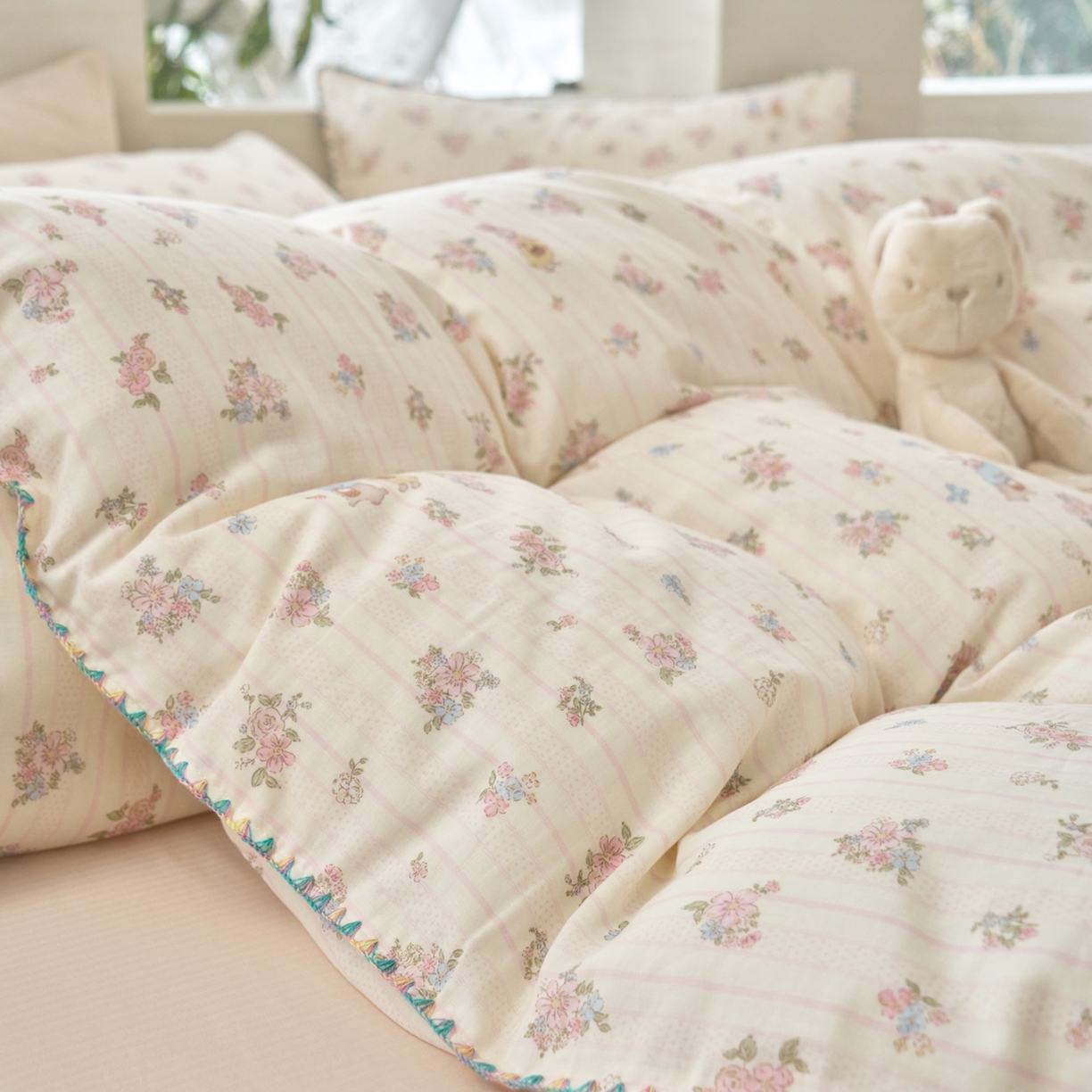 91家纺网 家纺一手货源 找家纺 洋铭区（原狠狠爱） 2026新款春季全棉彩边双层纱四件套 遇见粉花