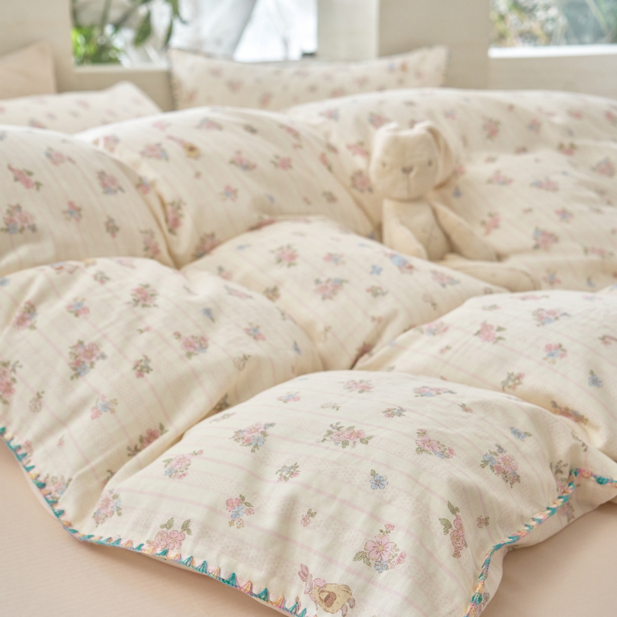 91家纺网 家纺一手货源 找家纺 洋铭区（原狠狠爱） 2026新款春季全棉彩边双层纱四件套 遇见粉花