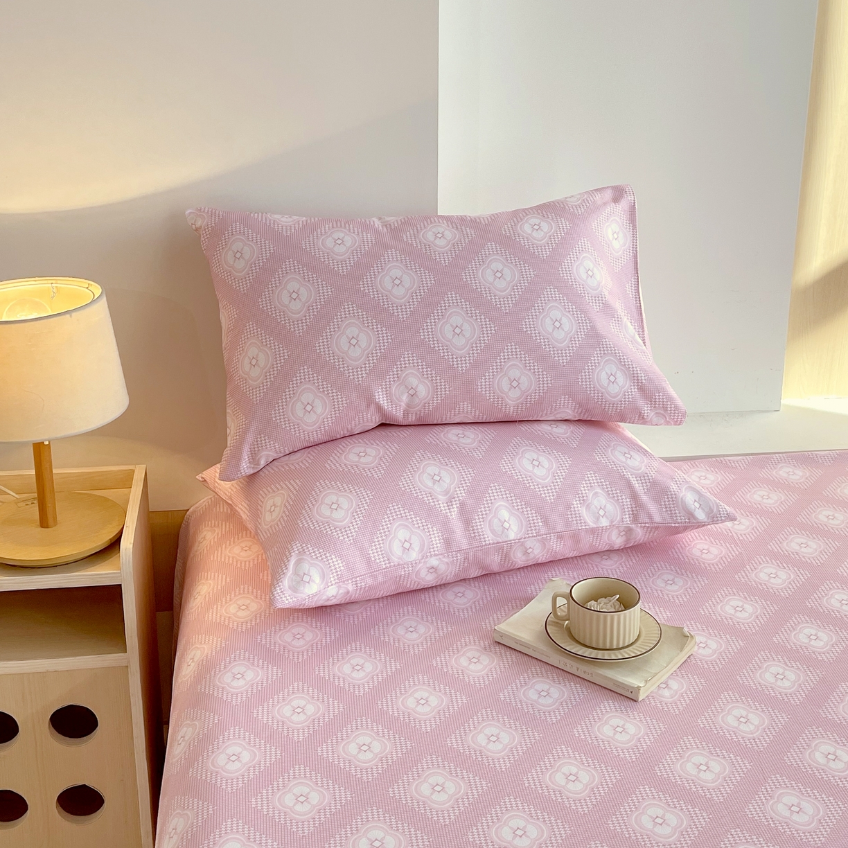 91家纺网 家纺一手货源 找家纺 爱彼家纺 2026年新款全棉老粗布加厚加密高克重凉席席子；单床单花型更好卖，床单三件套 幻想-粉