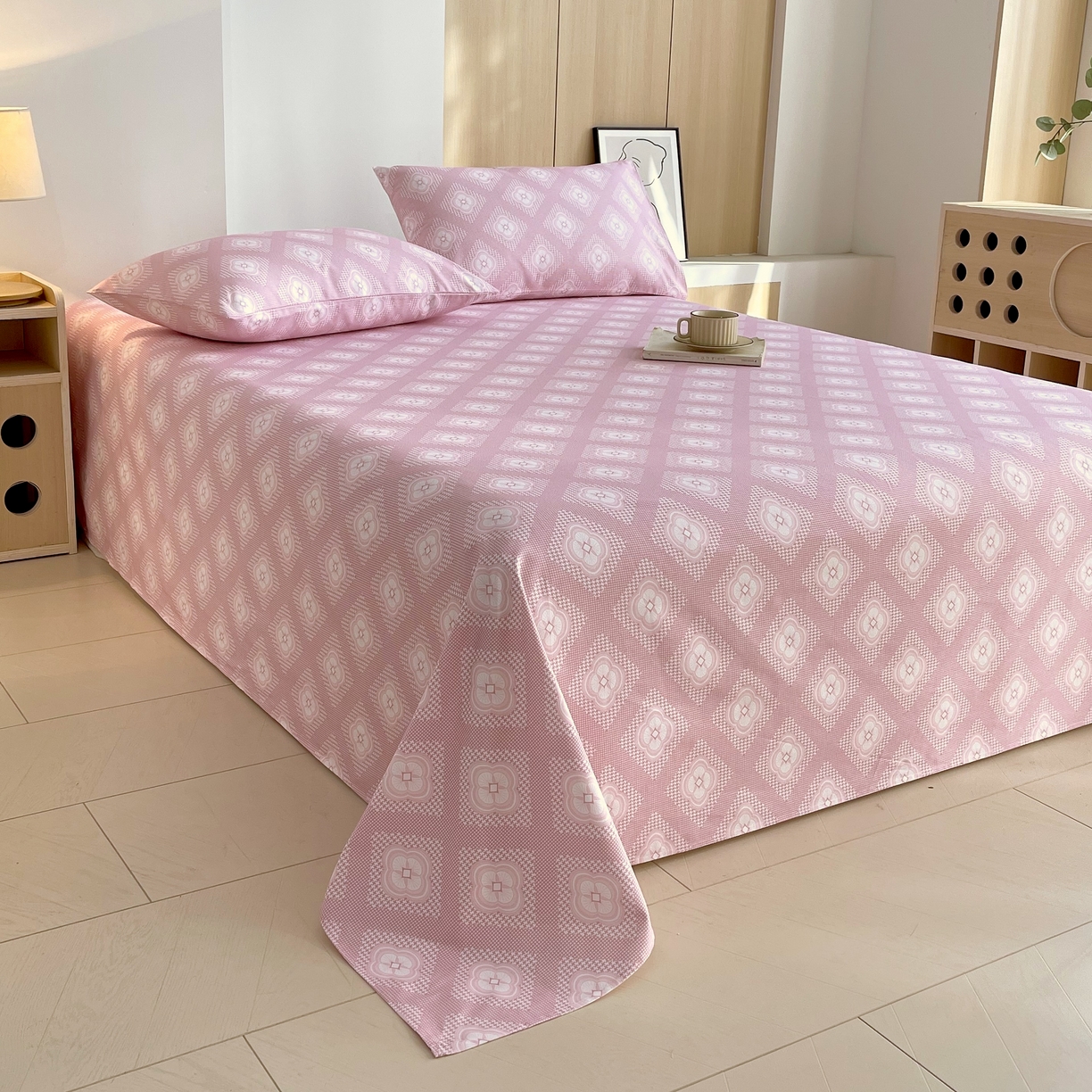 91家纺网 家纺一手货源 找家纺 爱彼家纺 2026年新款全棉老粗布加厚加密高克重凉席席子；单床单花型更好卖，床单三件套 幻想-粉