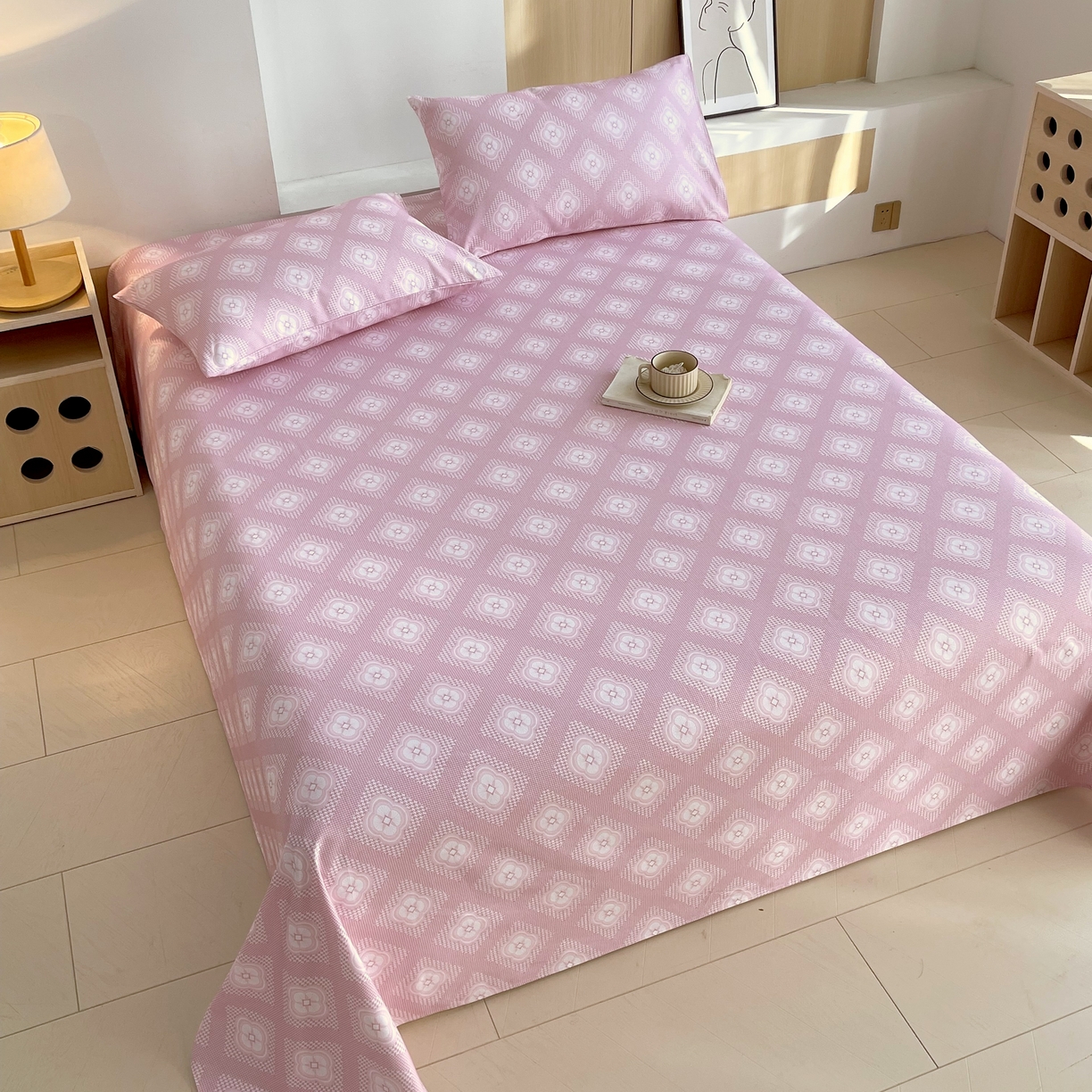 91家纺网 家纺一手货源 找家纺 爱彼家纺 2026年新款全棉老粗布加厚加密高克重凉席席子；单床单花型更好卖，床单三件套 幻想-粉