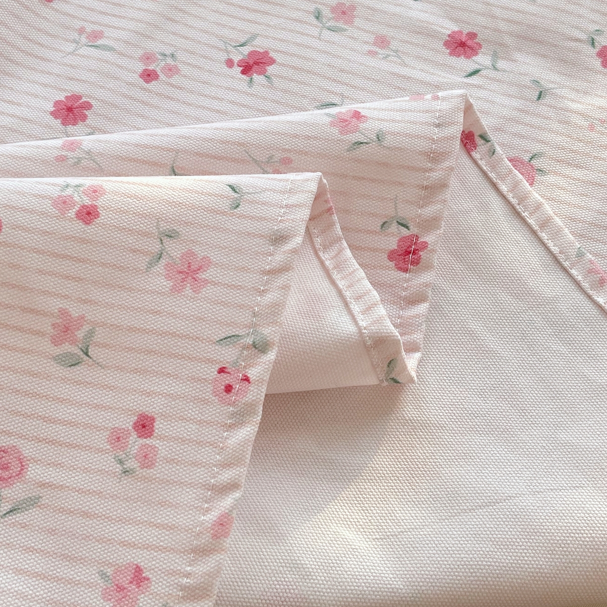 91家纺网 家纺一手货源 找家纺 爱彼家纺 2026年新款全棉老粗布加厚加密高克重凉席席子；单床单花型更好卖，床单三件套 粉暖暖