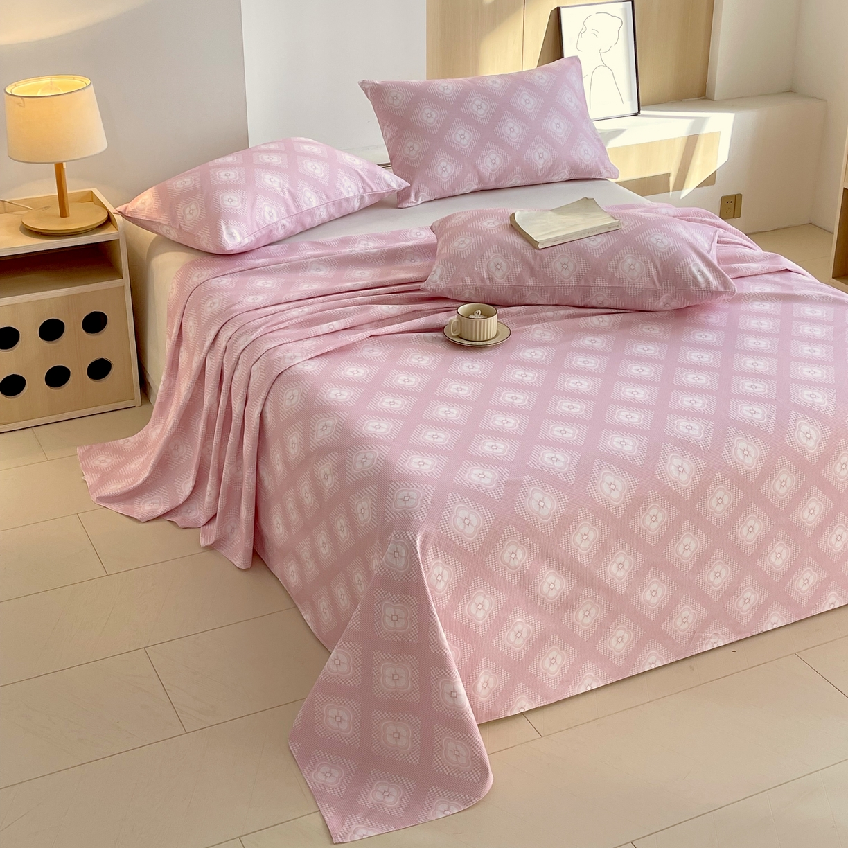 91家纺网 家纺一手货源 找家纺 爱彼家纺 2026年新款全棉老粗布加厚加密高克重凉席席子；单床单花型更好卖，床单三件套 幻想-粉