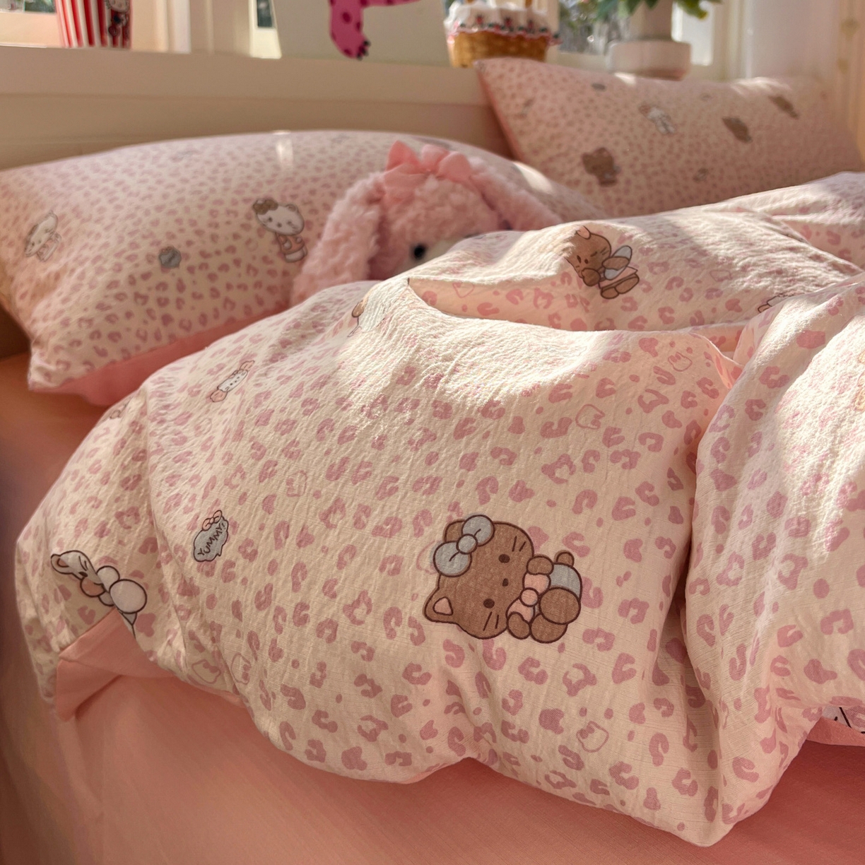 91家纺网 家纺一手货源 找家纺 水木坊 2026春夏新款云感双层纱可爱系列四件套 豹纹小猫-粉