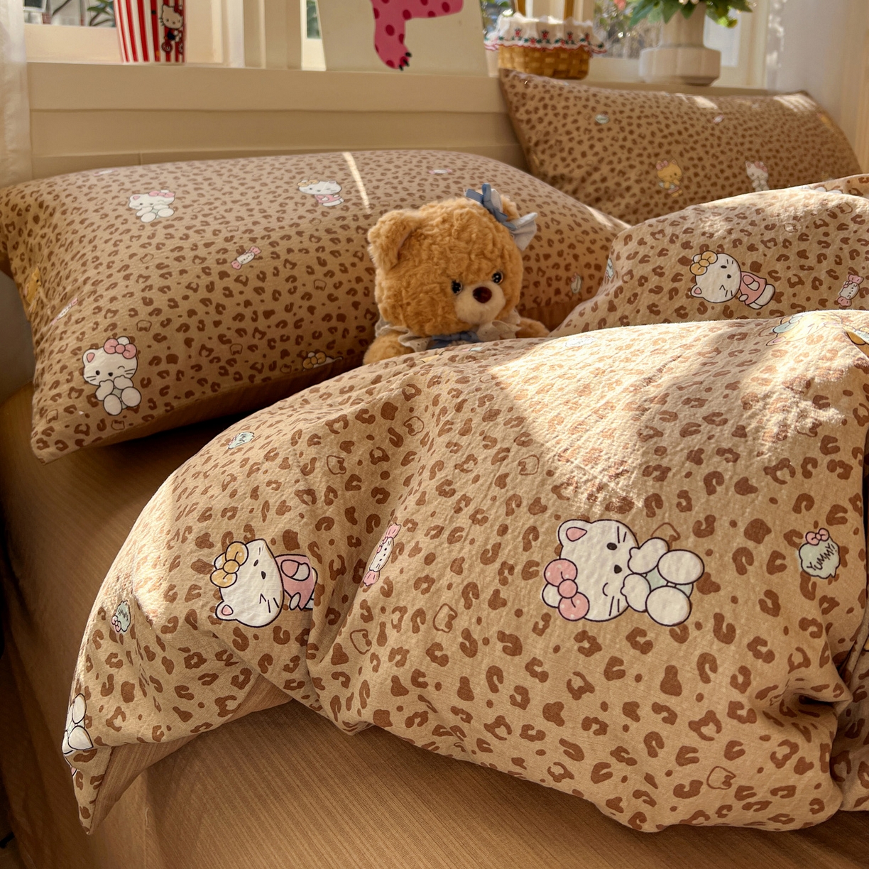 91家纺网 家纺一手货源 找家纺 水木坊 2026春夏新款云感双层纱可爱系列四件套 豹纹小猫-咖