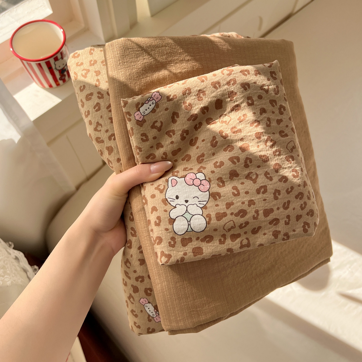 91家纺网 家纺一手货源 找家纺 水木坊 2026春夏新款云感双层纱可爱系列四件套 豹纹小猫-咖