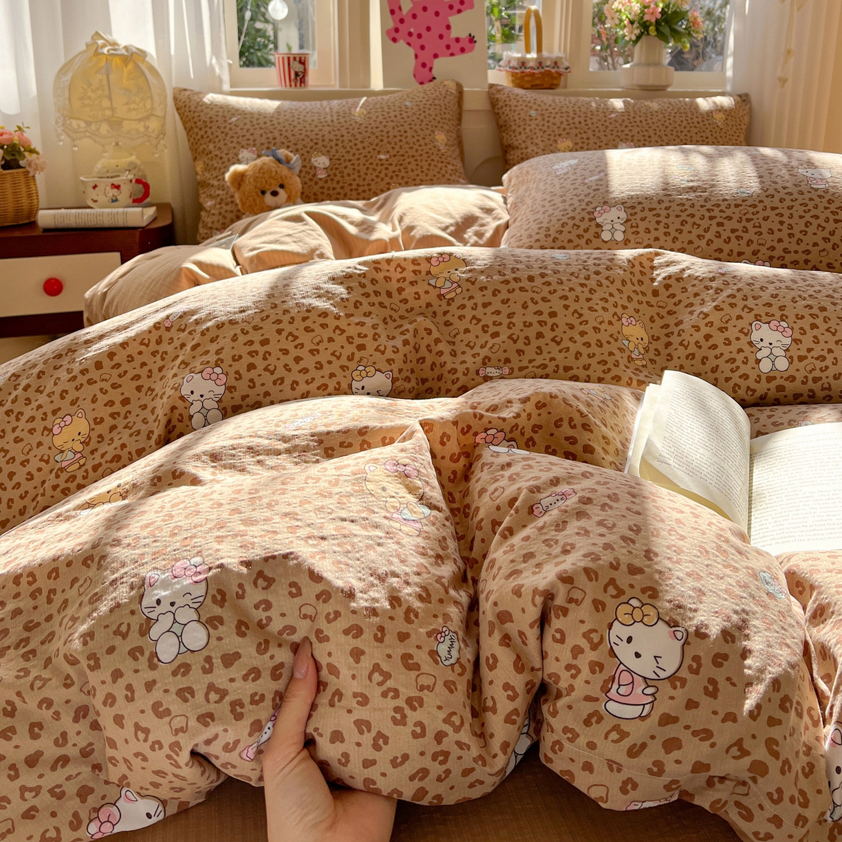 91家纺网 家纺一手货源 找家纺 水木坊 2026春夏新款云感双层纱可爱系列四件套 豹纹小猫-咖