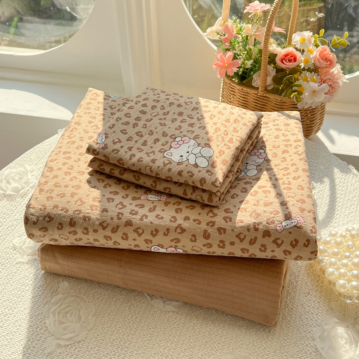 91家纺网 家纺一手货源 找家纺 水木坊 2026春夏新款云感双层纱可爱系列四件套 豹纹小猫-咖