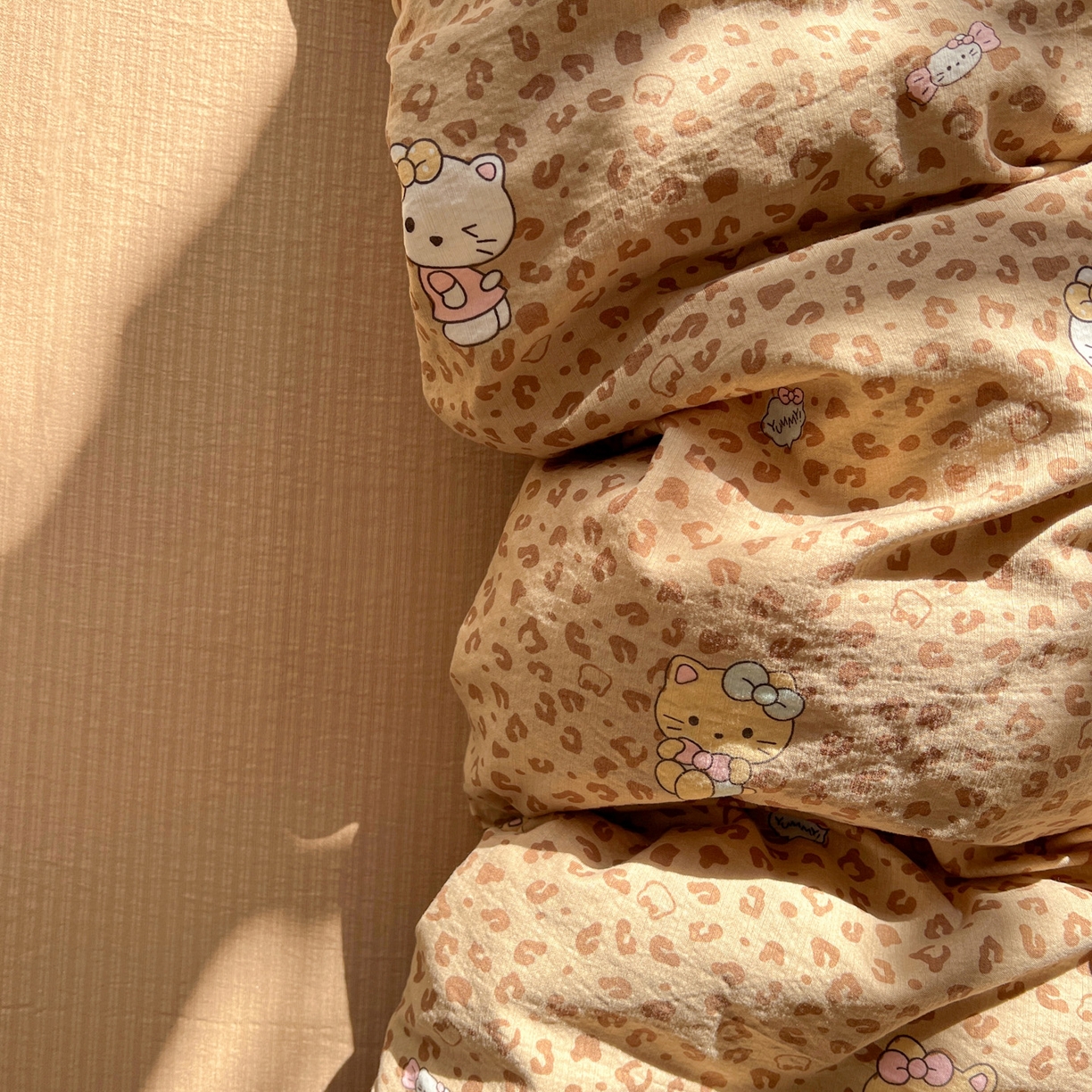 91家纺网 家纺一手货源 找家纺 水木坊 2026春夏新款云感双层纱可爱系列四件套 豹纹小猫-咖