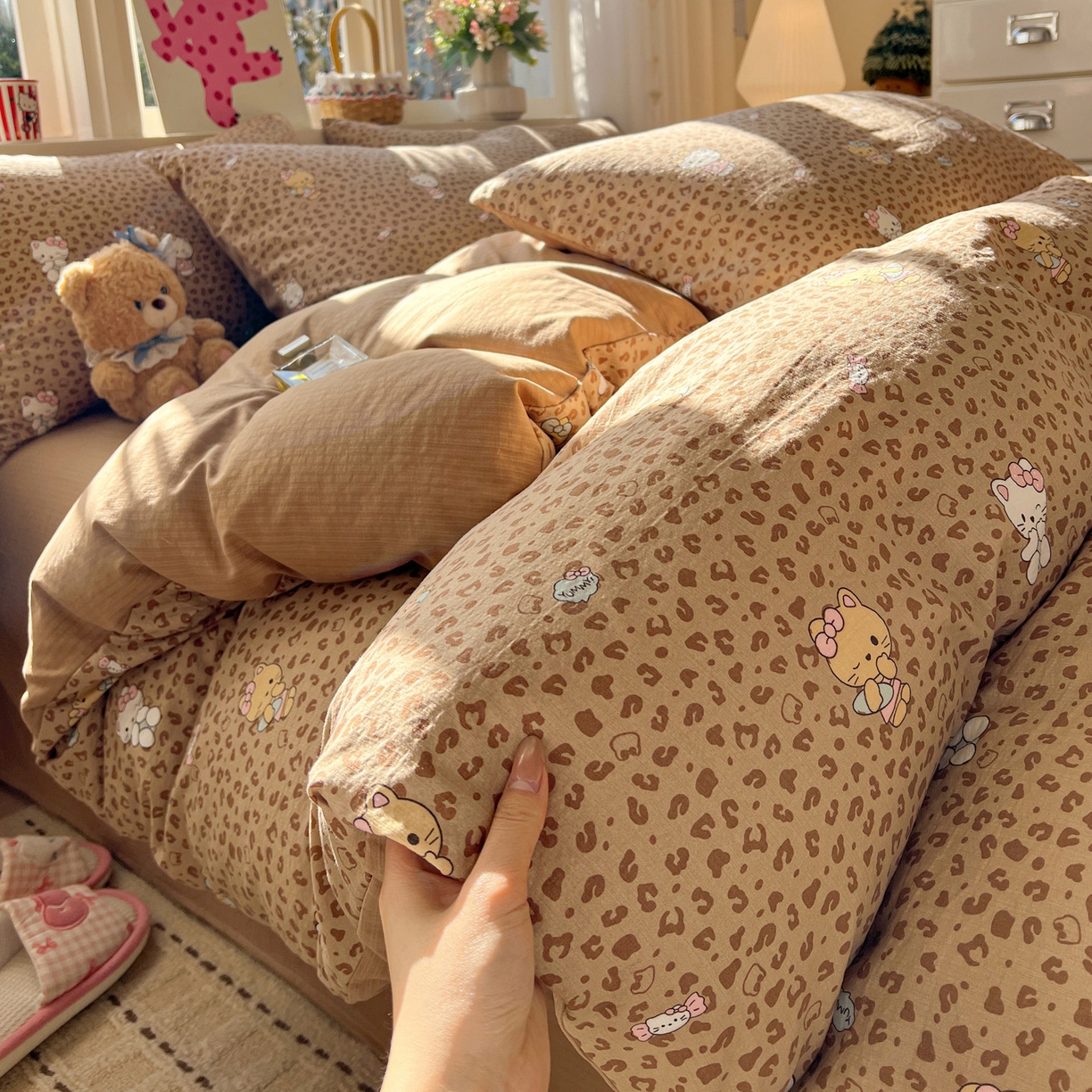 91家纺网 家纺一手货源 找家纺 水木坊 2026春夏新款云感双层纱可爱系列四件套 豹纹小猫-咖