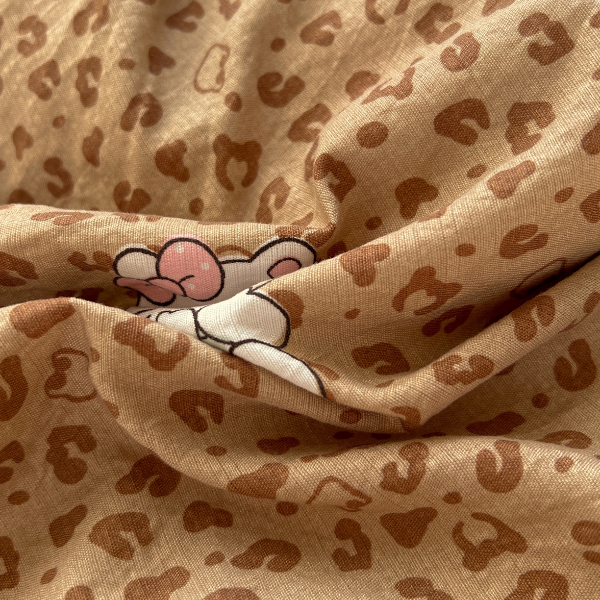 91家纺网 家纺一手货源 找家纺 水木坊 2026春夏新款云感双层纱可爱系列四件套 豹纹小猫-咖