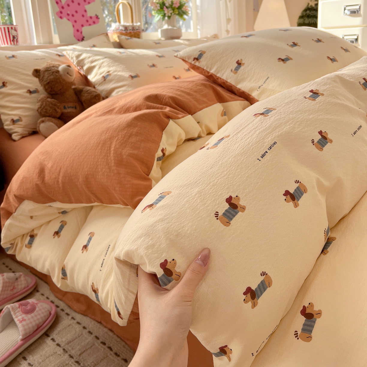 91家纺网 家纺一手货源 找家纺 水木坊 2026春夏新款云感双层纱可爱系列四件套 调皮腊肠狗