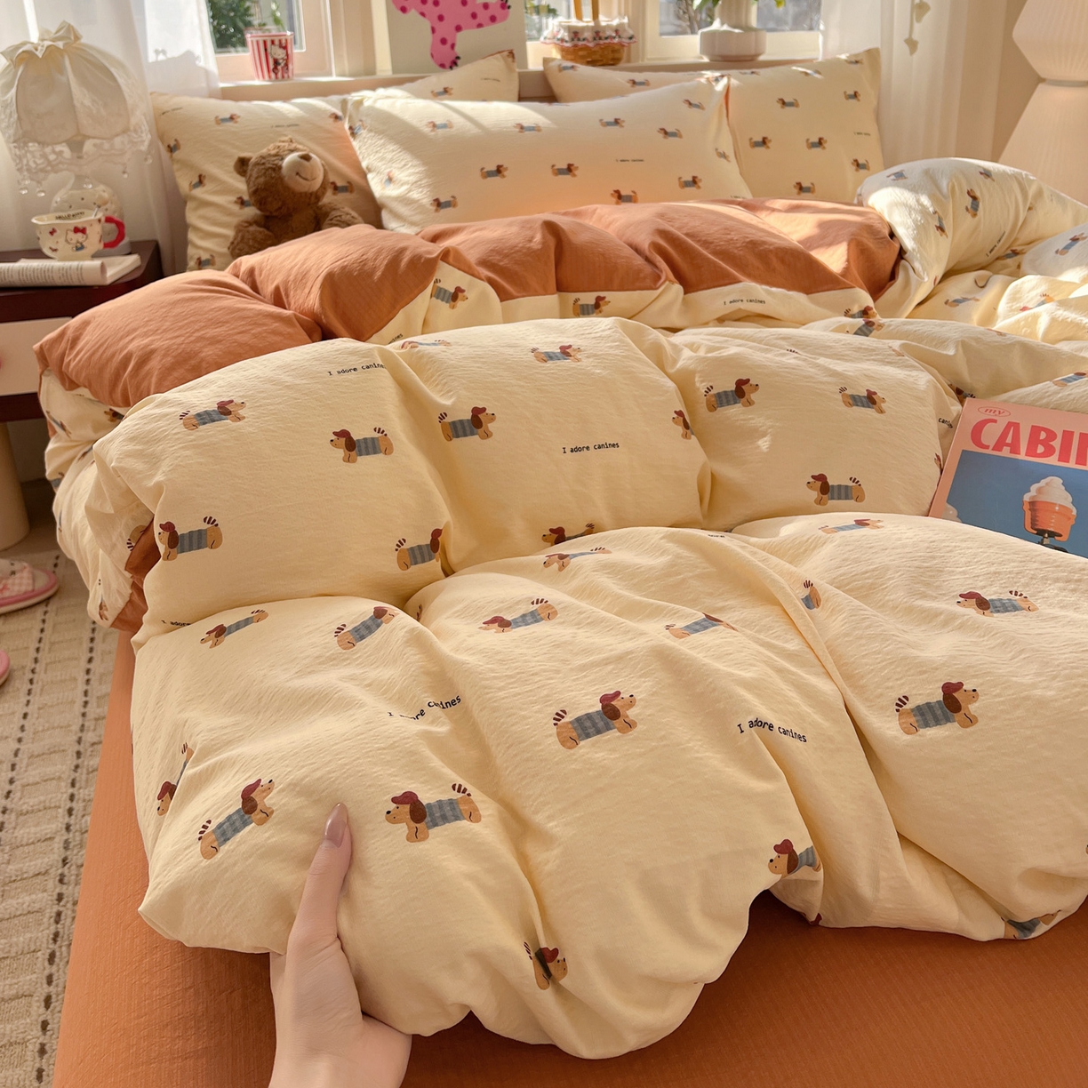 91家纺网 家纺一手货源 找家纺 水木坊 2026春夏新款云感双层纱可爱系列四件套 调皮腊肠狗