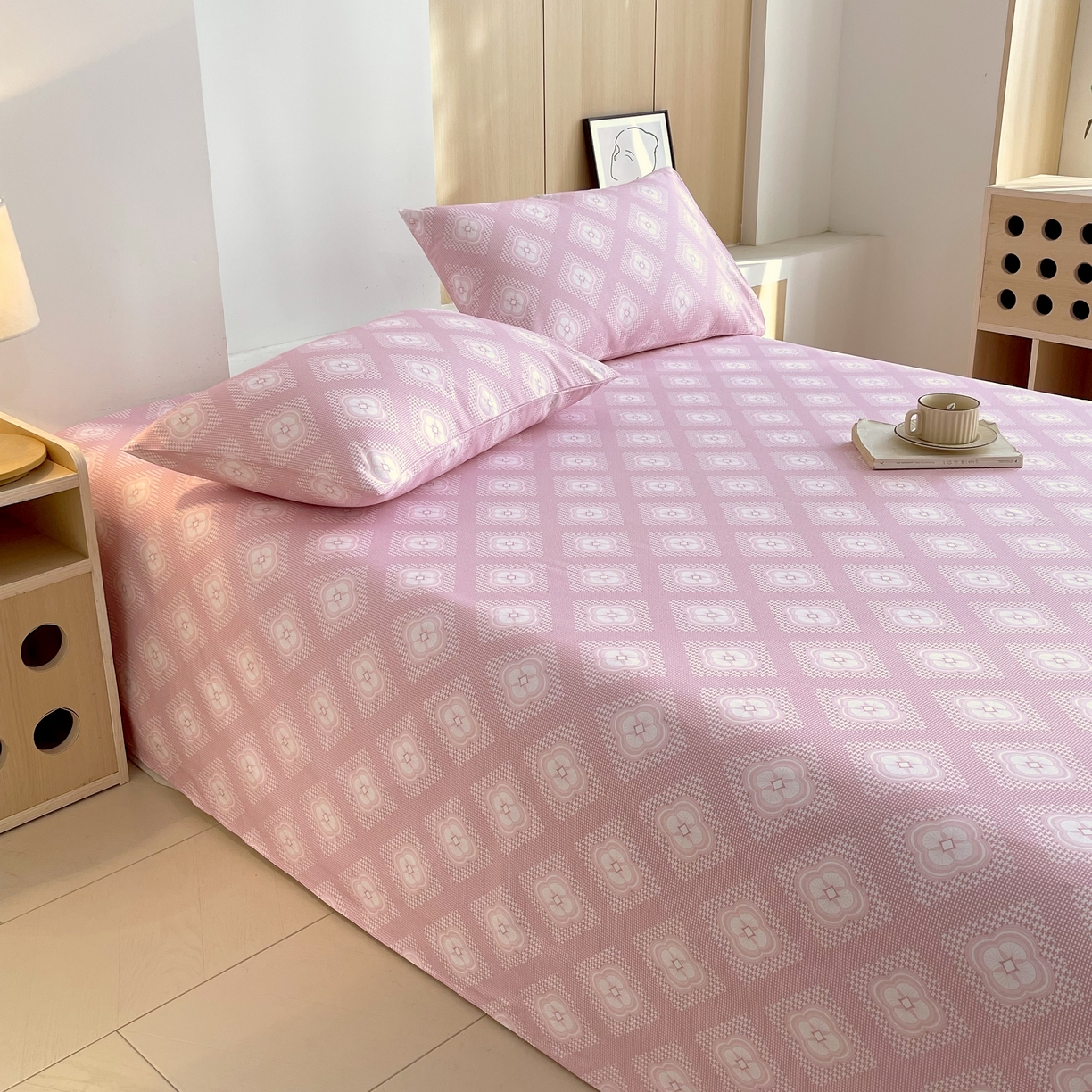 91家纺网 家纺一手货源 找家纺 爱彼家纺 2026年新款全棉老粗布加厚加密高克重凉席席子；单床单花型更好卖，床单三件套 幻想-粉