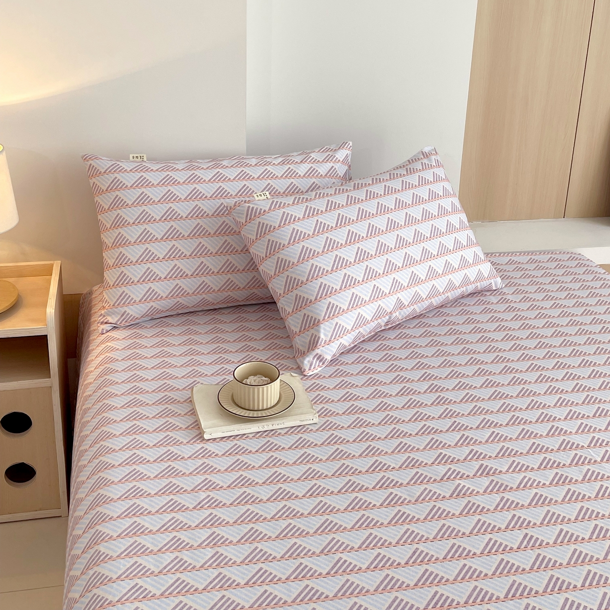 91家纺网 家纺一手货源 找家纺 爱彼家纺 2026年新款全棉老粗布加厚加密高克重凉席席子；单床单花型更好卖，床单三件套 幻想主义