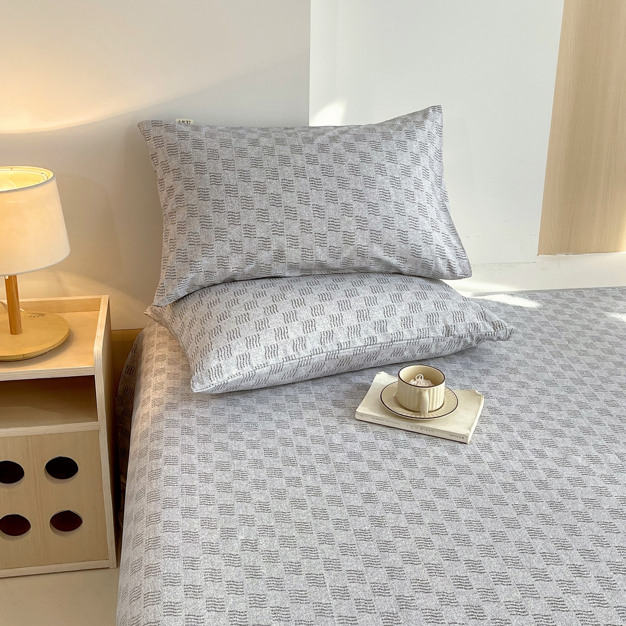 91家纺网 家纺一手货源 找家纺 爱彼家纺 2026年新款全棉老粗布加厚加密高克重凉席席子；单床单花型更好卖，床单三件套 方格人生