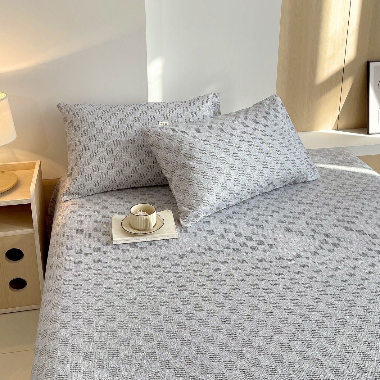 91家纺网 家纺一手货源 找家纺 爱彼家纺 2026年新款全棉老粗布加厚加密高克重凉席席子；单床单花型更好卖，床单三件套 方格人生