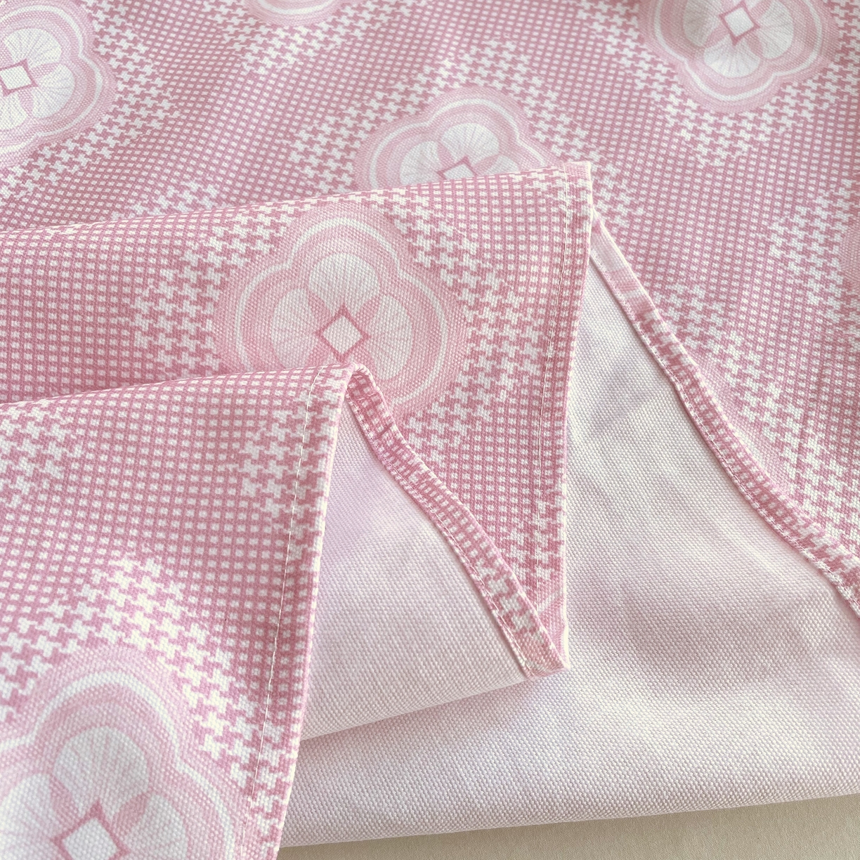 91家纺网 家纺一手货源 找家纺 爱彼家纺 2026年新款全棉老粗布加厚加密高克重凉席席子；单床单花型更好卖，床单三件套 幻想-粉