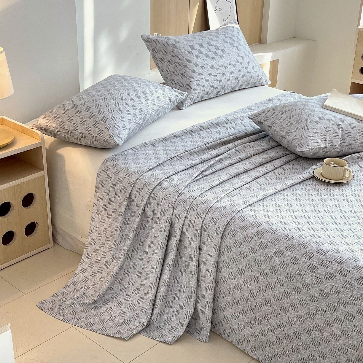 91家纺网 家纺一手货源 找家纺 爱彼家纺 2026年新款全棉老粗布加厚加密高克重凉席席子；单床单花型更好卖，床单三件套 方格人生