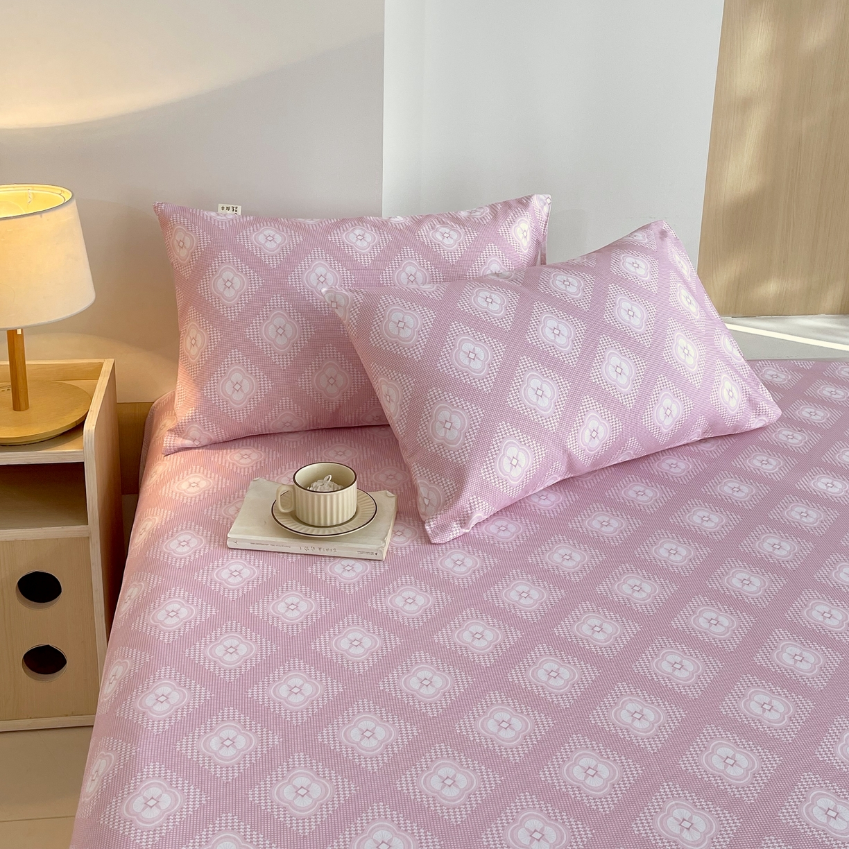 91家纺网 家纺一手货源 找家纺 爱彼家纺 2026年新款全棉老粗布加厚加密高克重凉席席子；单床单花型更好卖，床单三件套 幻想-粉