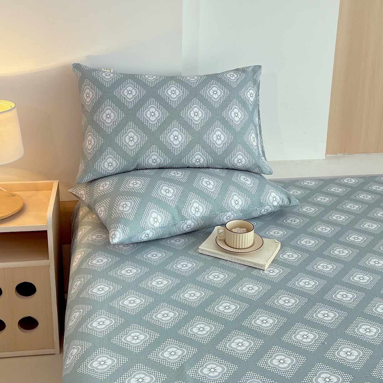 91家纺网 家纺一手货源 找家纺 爱彼家纺 2026年新款全棉老粗布加厚加密高克重凉席席子；单床单花型更好卖，床单三件套 回字格