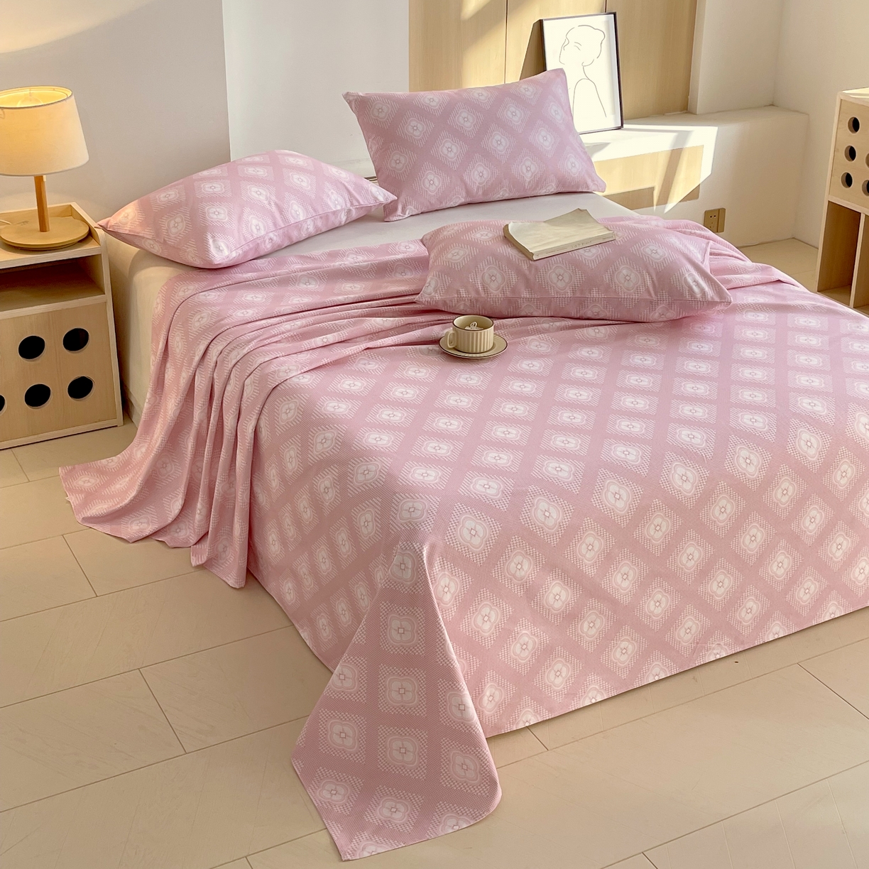 91家纺网 家纺一手货源 找家纺 爱彼家纺 2026年新款全棉老粗布加厚加密高克重凉席席子；单床单花型更好卖，床单三件套 幻想-粉