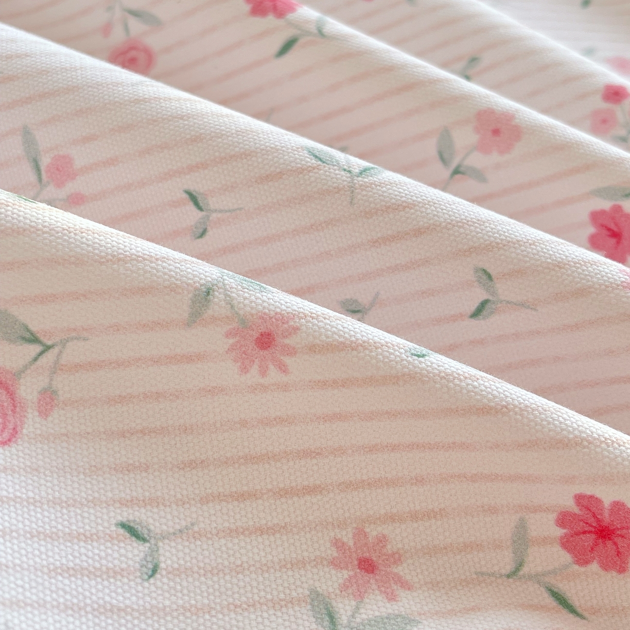 91家纺网 家纺一手货源 找家纺 爱彼家纺 2026年新款全棉老粗布加厚加密高克重凉席席子；单床单花型更好卖，床单三件套 粉暖暖