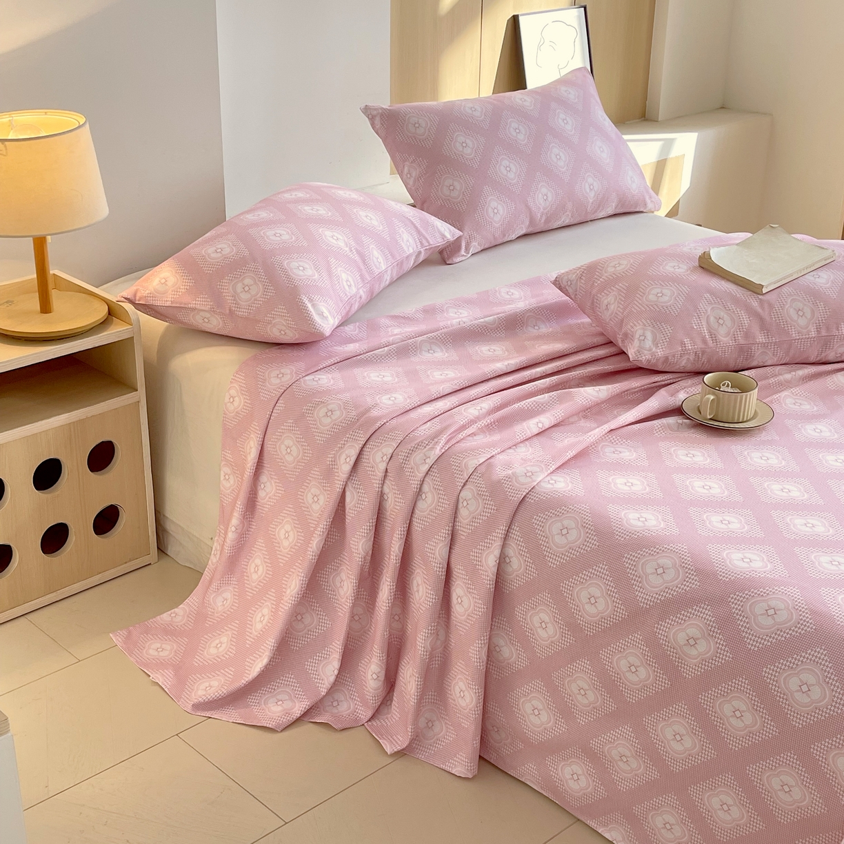 91家纺网 家纺一手货源 找家纺 爱彼家纺 2026年新款全棉老粗布加厚加密高克重凉席席子；单床单花型更好卖，床单三件套 幻想-粉