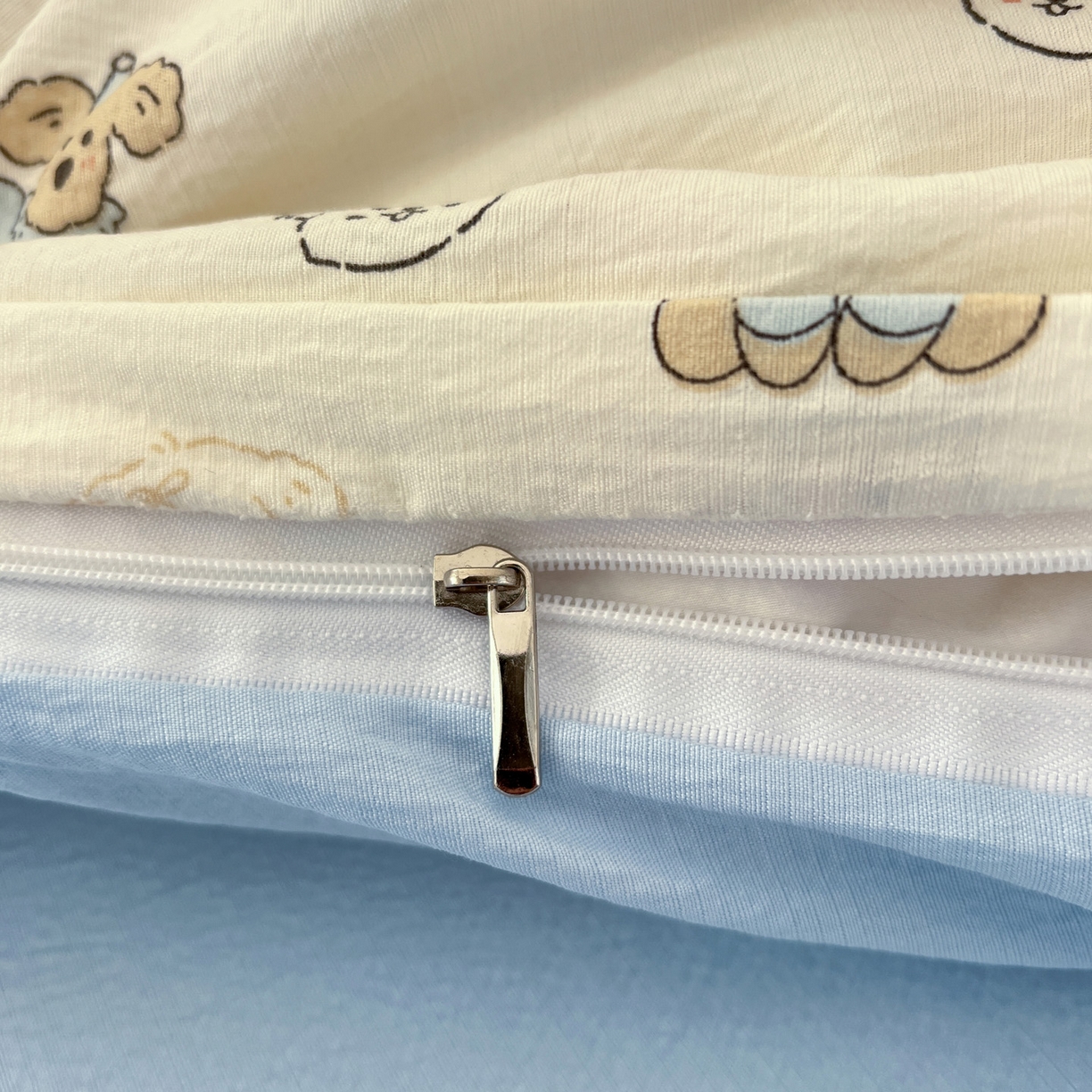 91家纺网 家纺一手货源 找家纺 水木坊 2026春夏新款云感双层纱可爱系列四件套 可可甜心派