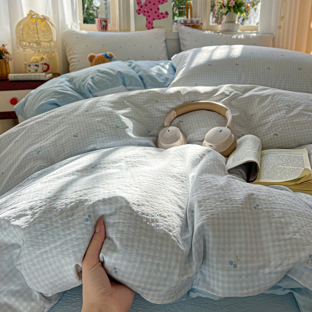 91家纺网 家纺一手货源 找家纺 水木坊 2026春夏新款云感双层纱可爱系列四件套 蓝格樱桃