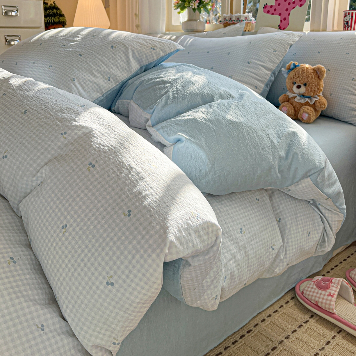 91家纺网 家纺一手货源 找家纺 水木坊 2026春夏新款云感双层纱可爱系列四件套 蓝格樱桃