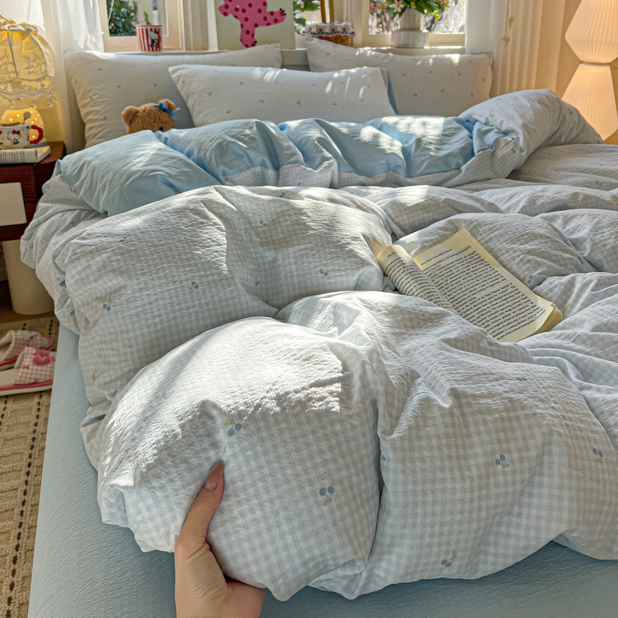 91家纺网 家纺一手货源 找家纺 水木坊 2026春夏新款云感双层纱可爱系列四件套 蓝格樱桃