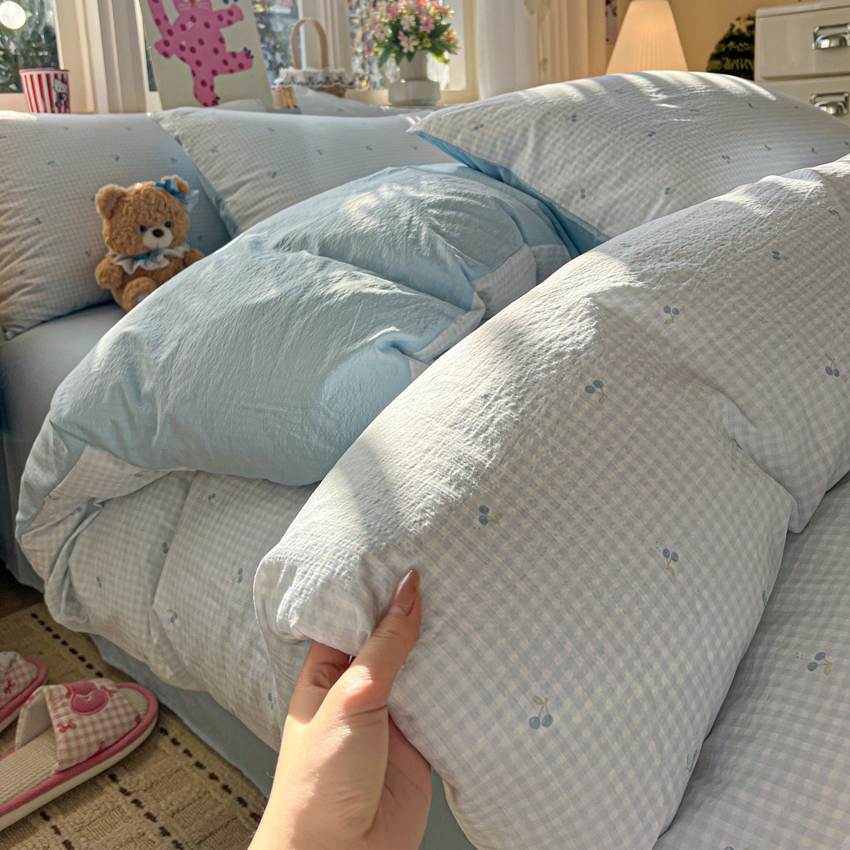 91家纺网 家纺一手货源 找家纺 水木坊 2026春夏新款云感双层纱可爱系列四件套 蓝格樱桃