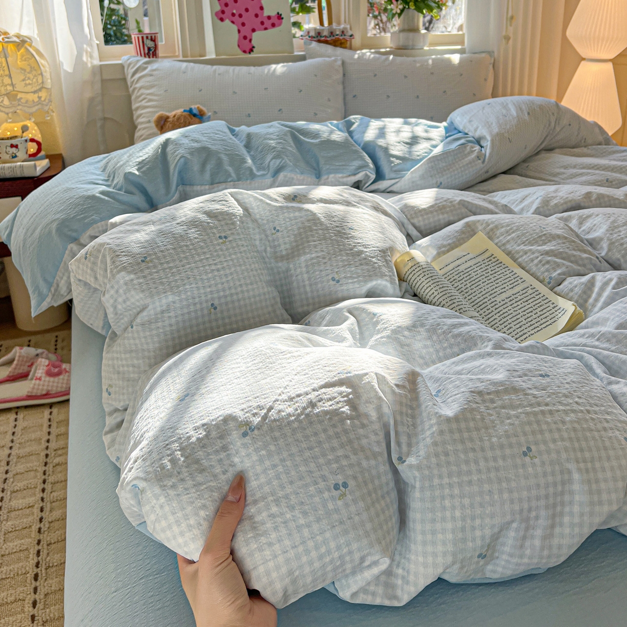 91家纺网 家纺一手货源 找家纺 水木坊 2026春夏新款云感双层纱可爱系列四件套 蓝格樱桃