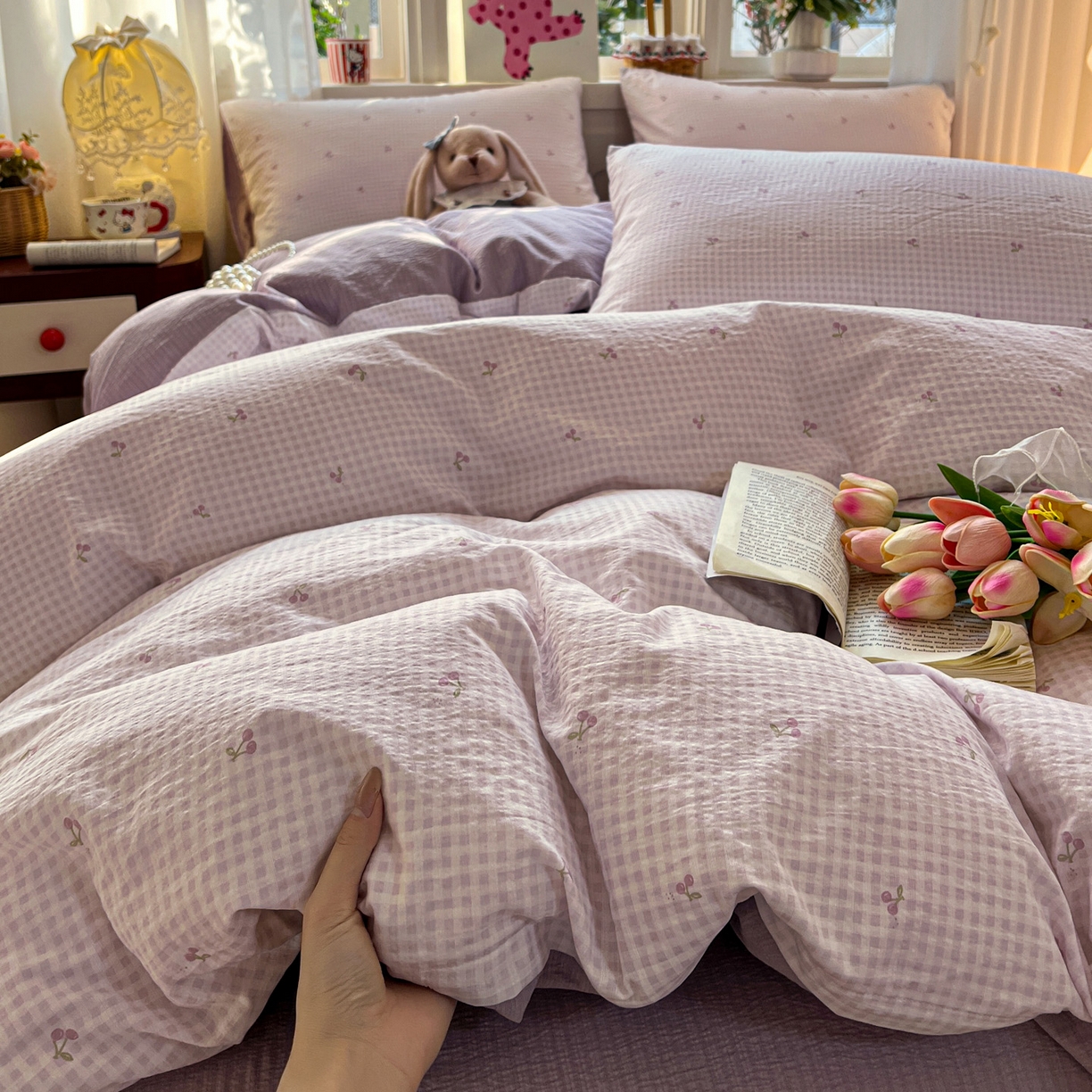 91家纺网 家纺一手货源 找家纺 水木坊 2026春夏新款云感双层纱可爱系列四件套 紫格樱桃