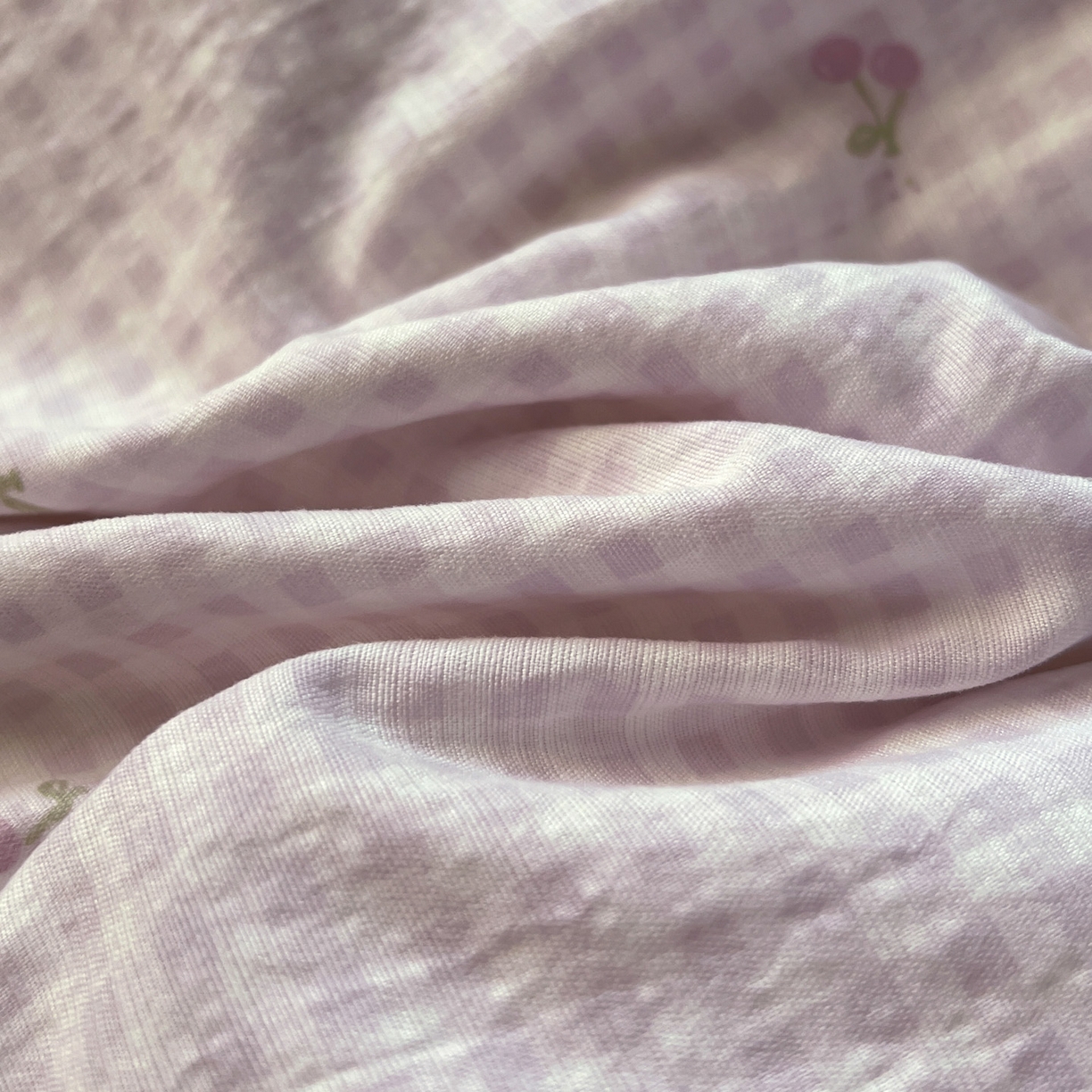 91家纺网 家纺一手货源 找家纺 水木坊 2026春夏新款云感双层纱可爱系列四件套 紫格樱桃