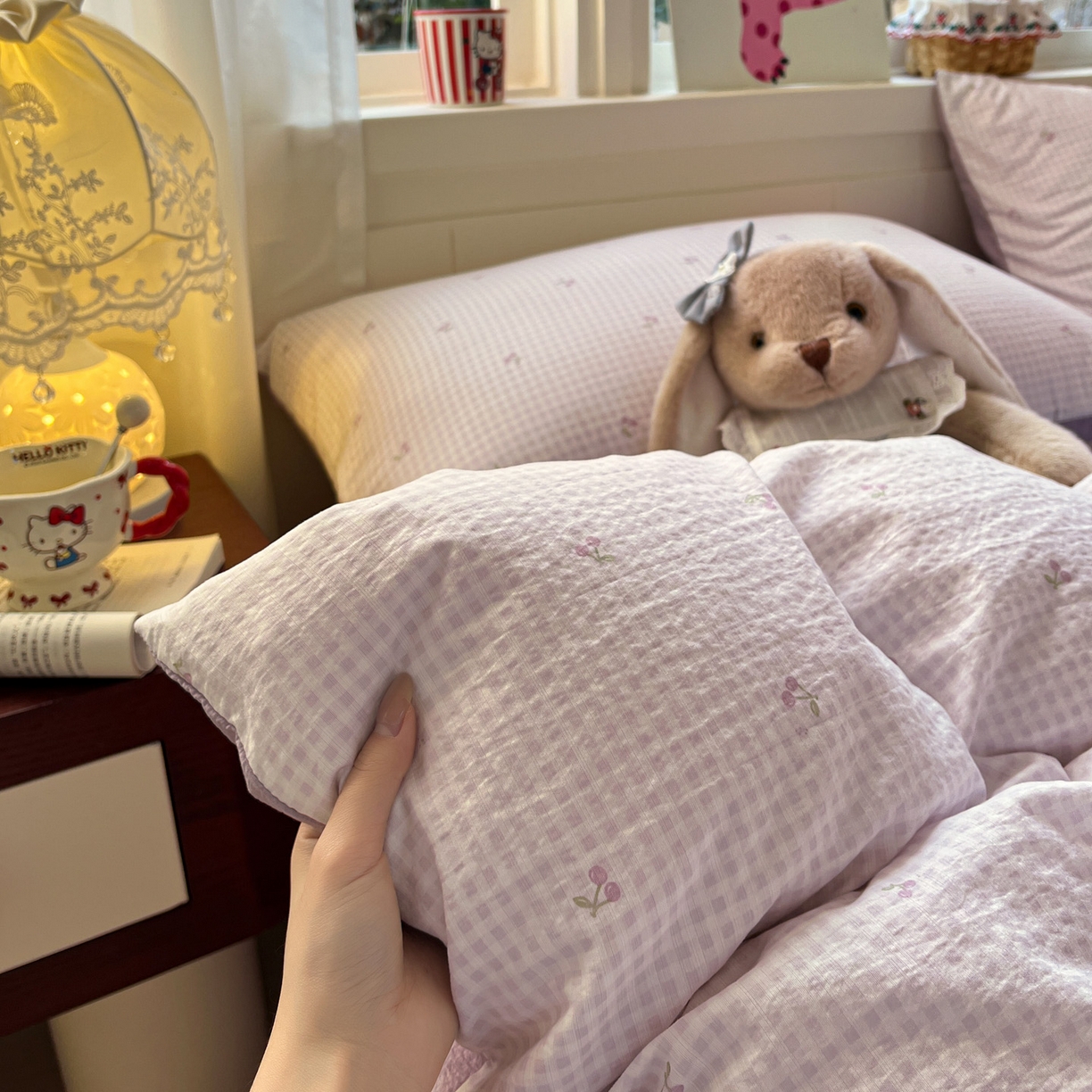 91家纺网 家纺一手货源 找家纺 水木坊 2026春夏新款云感双层纱可爱系列四件套 紫格樱桃