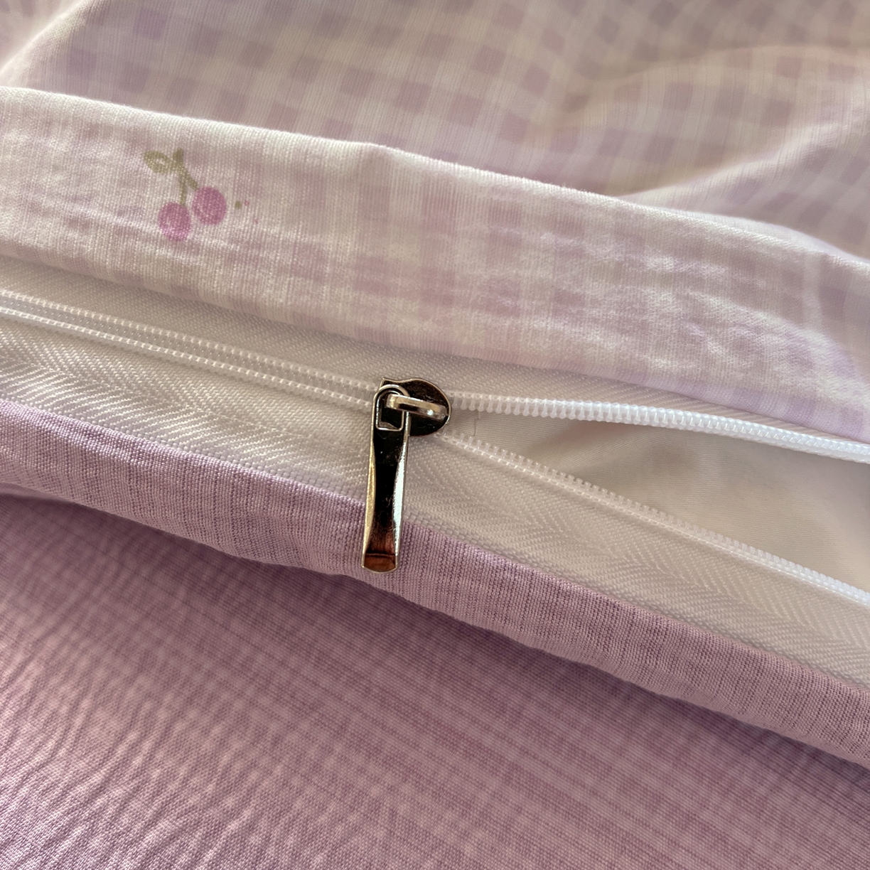 91家纺网 家纺一手货源 找家纺 水木坊 2026春夏新款云感双层纱可爱系列四件套 紫格樱桃