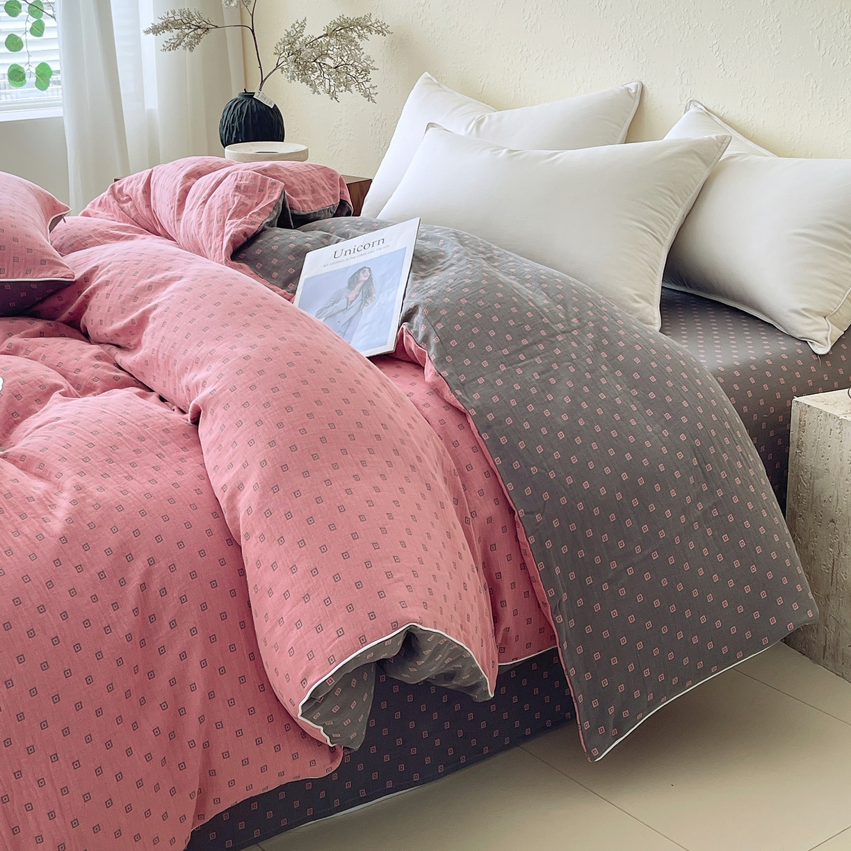 91家纺网 家纺一手货源 找家纺 春皖家纺 2026春夏新款（正反两用）A类提花双层纱单被套 回家-粉灰