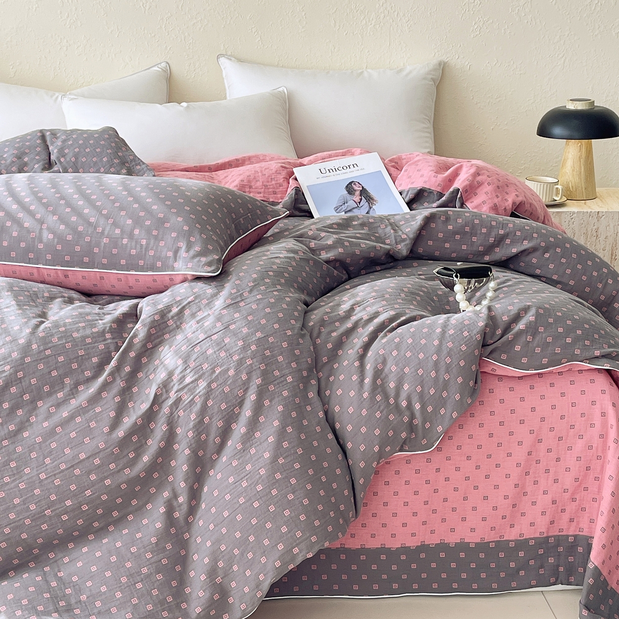 91家纺网 家纺一手货源 找家纺 春皖家纺 2026春夏新款（正反两用）A类提花双层纱单被套 回家-粉灰