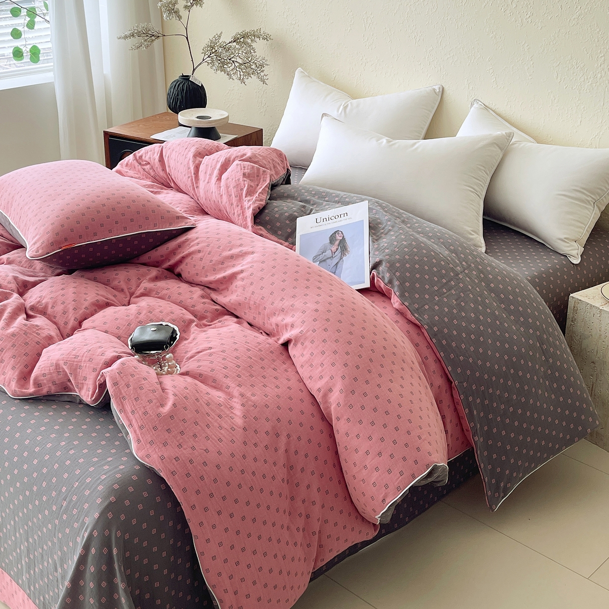 91家纺网 家纺一手货源 找家纺 春皖家纺 2026春夏新款（正反两用）A类提花双层纱单被套 回家-粉灰