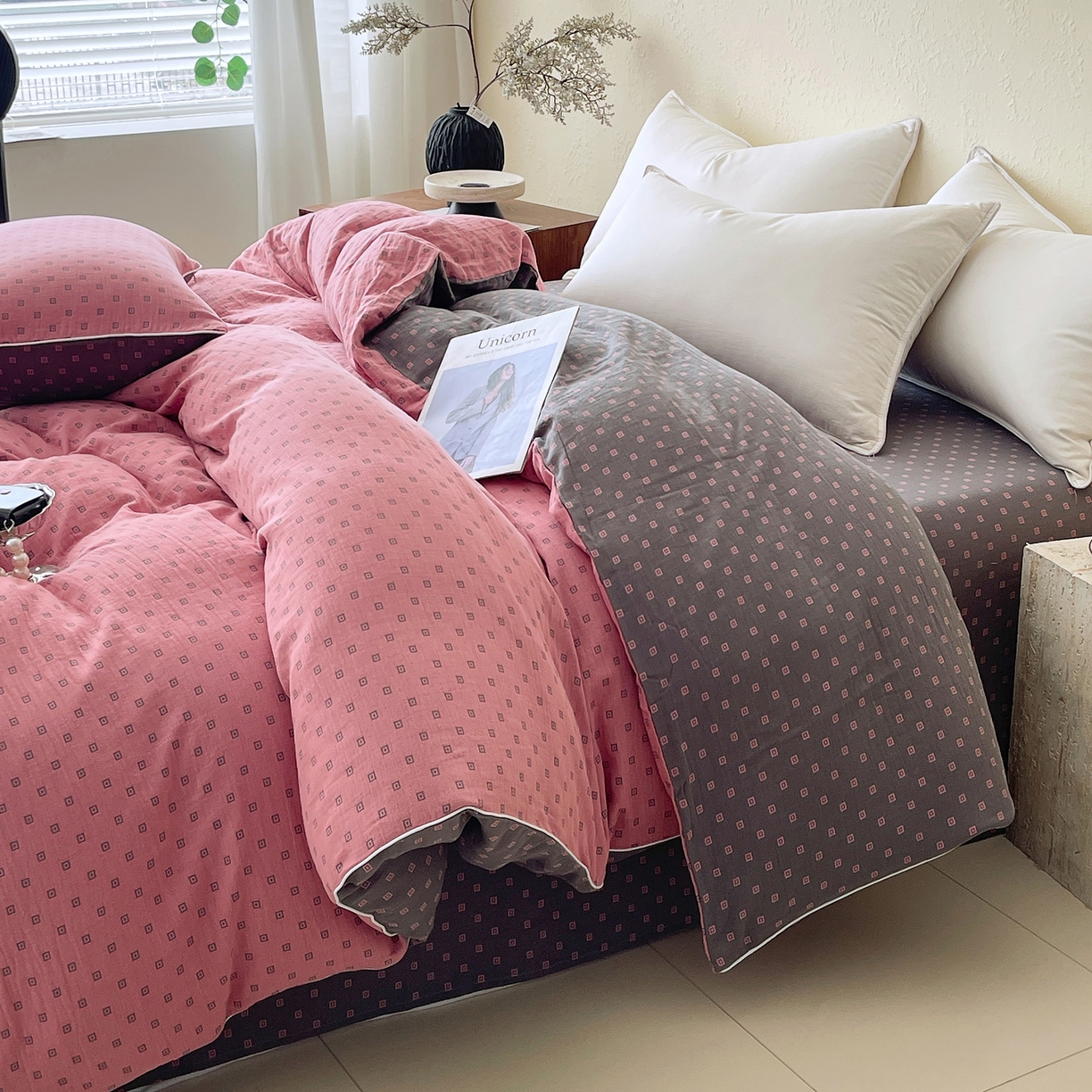 91家纺网 家纺一手货源 找家纺 春皖家纺 2026春夏新款（正反两用）A类提花双层纱单被套 回家-粉灰