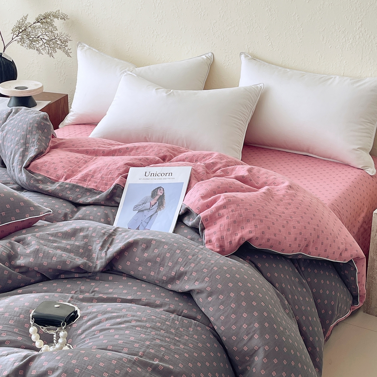 91家纺网 家纺一手货源 找家纺 春皖家纺 2026春夏新款（正反两用）A类提花双层纱单被套 回家-粉灰