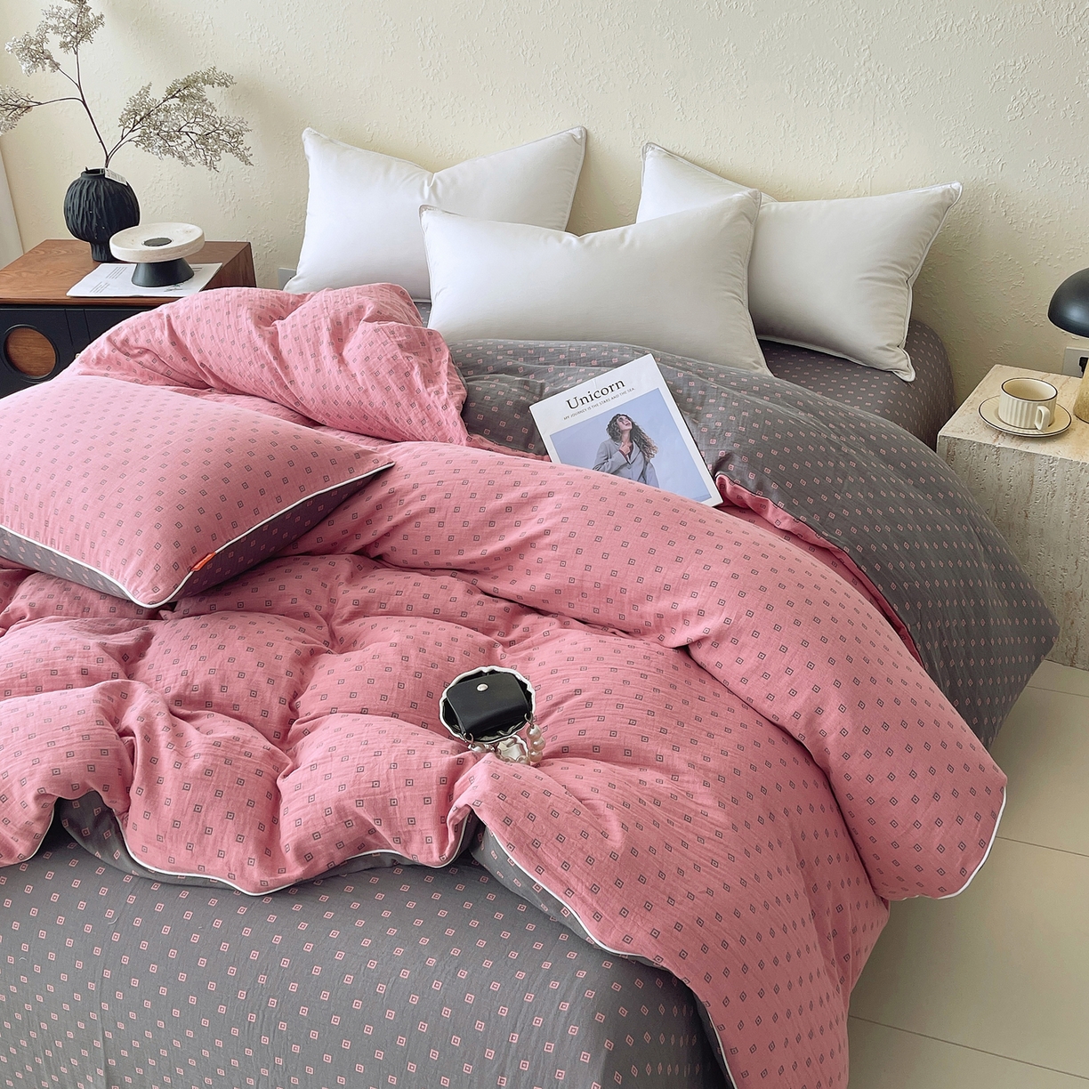 91家纺网 家纺一手货源 找家纺 春皖家纺 2026春夏新款（正反两用）A类提花双层纱单被套 回家-粉灰