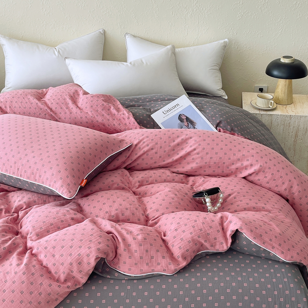 91家纺网 家纺一手货源 找家纺 春皖家纺 2026春夏新款（正反两用）A类提花双层纱单被套 回家-粉灰